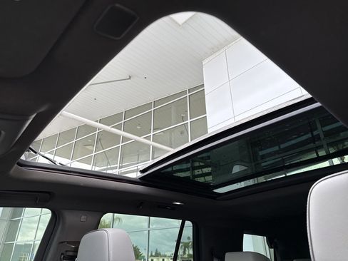 Used 2022 GMC Yukon SLT w/ SLT Premium Package image 13