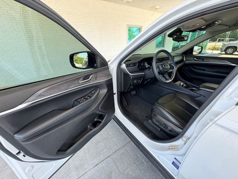 Used 2024 Jeep Grand Cherokee Limited AWD/4WD image 11