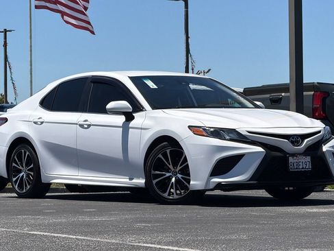 Used 2019 Toyota Camry SE w/ Convenience Package FWD image 2