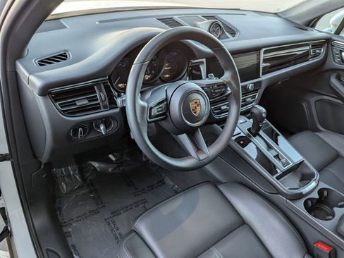 Certified 2025 Porsche Macan image 4