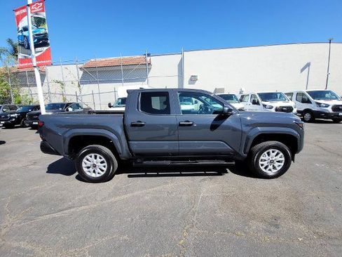 Used 2025 Toyota Tacoma SR image 9