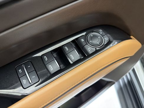 Used 2023 Cadillac Escalade Premium Luxury AWD/4WD image 12