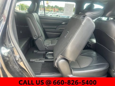 Used 2021 Toyota Highlander XSE FWD image 12