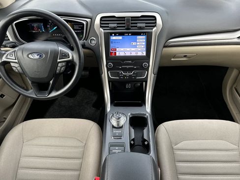 Certified 2019 Ford Fusion SE image 3