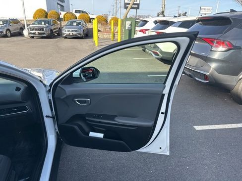 Used 2025 Kia K4 LXS image 33