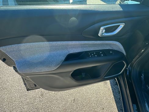 Used 2024 Jeep Compass Latitude image 14