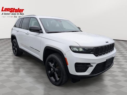 Used 2025 Jeep Grand Cherokee Altitude AWD/4WD image 7