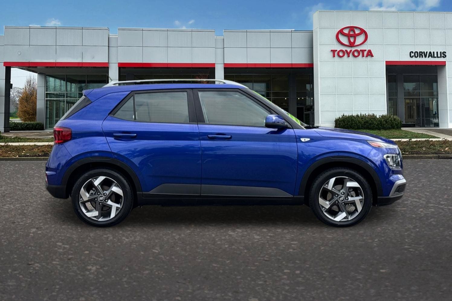Used 2025 Hyundai Venue SEL FWD image 3