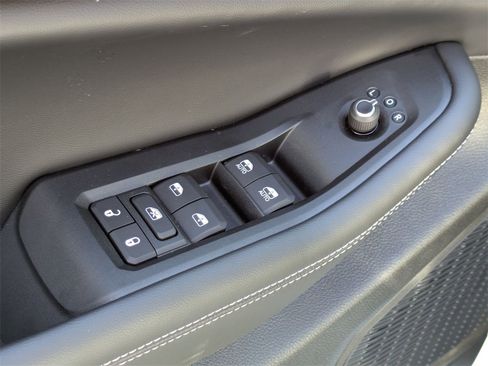 New 2025 Jeep Grand Cherokee Altitude image 12