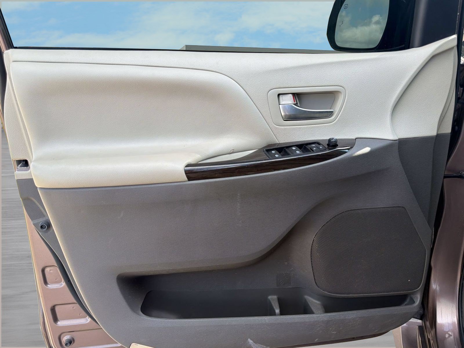 Used 2019 Toyota Sienna XLE Premium FWD image 13