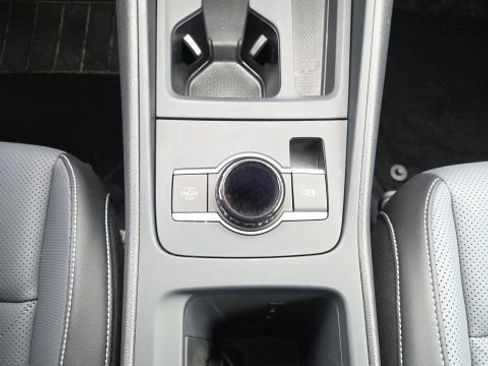Used 2025 Volkswagen Tiguan SE AWD/4WD image 19