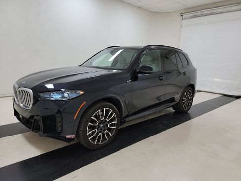 Used 2025 BMW X5 xDrive50e w/ M Sport Package image 3