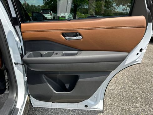 New 2026 Nissan Pathfinder Platinum FWD image 14