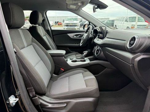 Used 2025 Chevrolet Blazer LT image 3