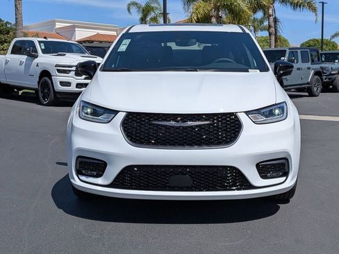 New 2026 Chrysler Pacifica Select image 2