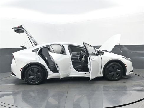 Used 2025 Toyota Prius LE image 30