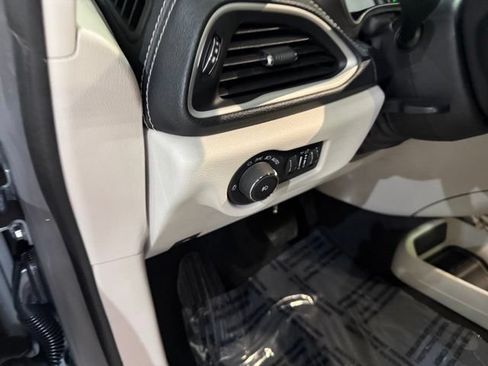 Used 2022 Chrysler Pacifica Touring-L AWD/4WD image 13