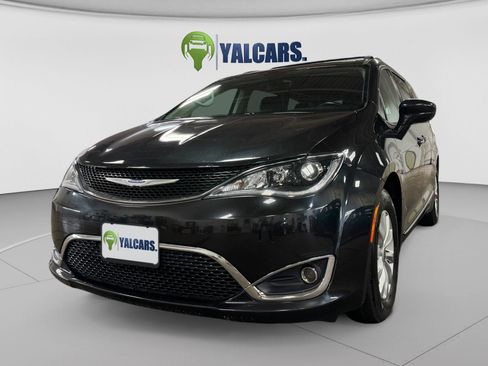 Used 2017 Chrysler Pacifica Touring-L FWD image 9