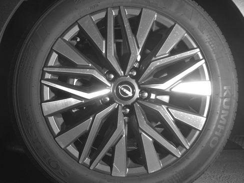Used 2025 Nissan Altima 2.5 SV FWD image 12
