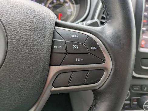 Used 2021 Jeep Cherokee Latitude Lux w/ Comfort/Convenience Group image 22