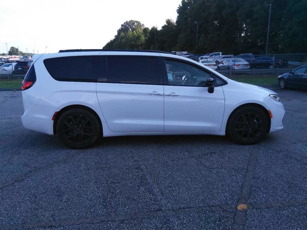 Used 2025 Chrysler Pacifica Limited FWD image 1