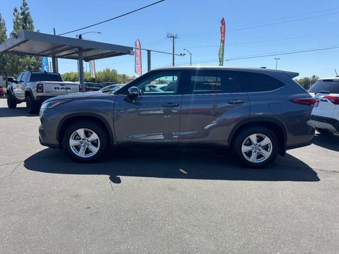 Used 2021 Toyota Highlander LE AWD/4WD image 9
