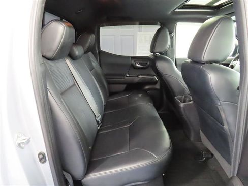 Used 2020 Toyota Tacoma TRD Off-Road w/ TRD Premium Off Road Package AWD/4WD image 33