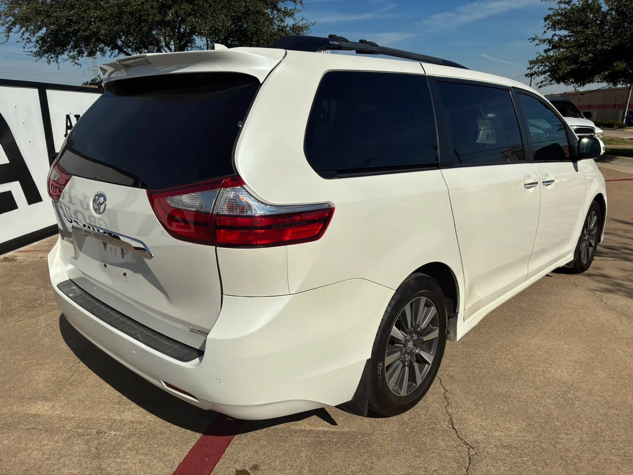 Used 2019 Toyota Sienna Limited Premium FWD image 7