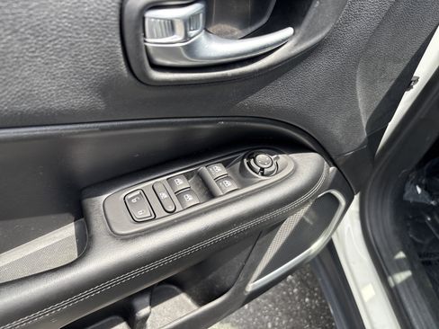 Used 2020 Jeep Compass Latitude FWD image 15