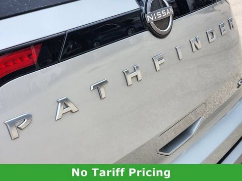 Used 2025 Nissan Pathfinder SL FWD image 10
