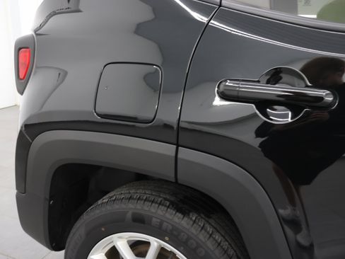 Used 2019 Jeep Renegade Latitude AWD/4WD image 25