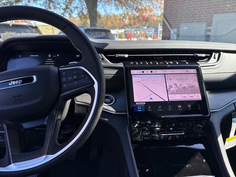 New 2025 Jeep Grand Cherokee Laredo X w/ Luxury Tech Group I image 17