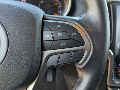 Used 2021 Jeep Grand Cherokee Laredo image 28