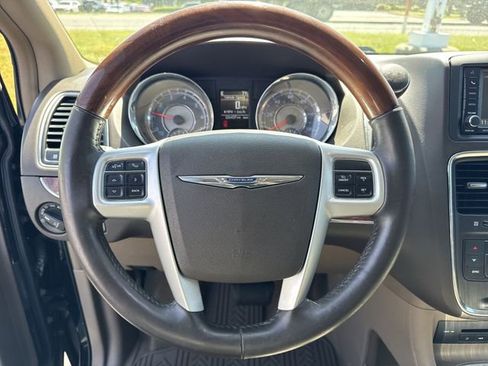 Used 2015 Chrysler Town & Country Limited Platinum FWD image 18