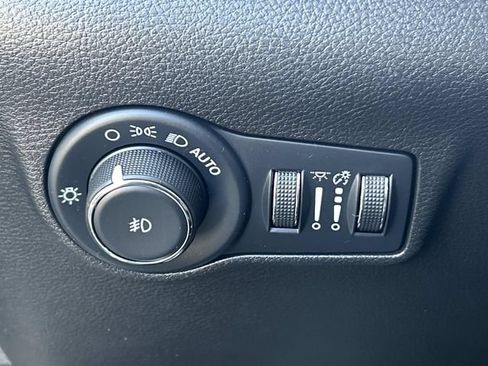 Used 2023 Jeep Compass Latitude AWD/4WD image 32
