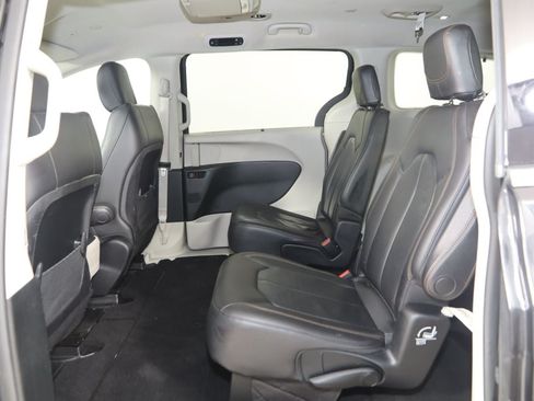 Used 2018 Chrysler Pacifica Touring-L FWD image 44