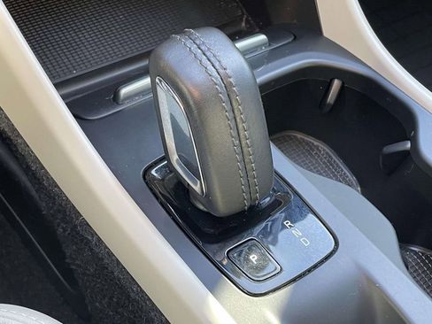 Used 2021 Volvo XC40 T5 Momentum w/ Premium Package image 21