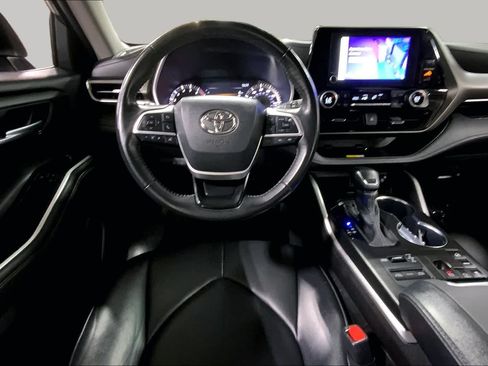 Used 2023 Toyota Highlander XLE AWD/4WD image 6