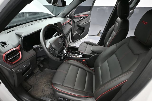 Used 2025 Chevrolet TrailBlazer RS w/ Convenience Package FWD image 17