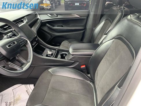 Used 2023 Jeep Grand Cherokee Altitude AWD/4WD image 18