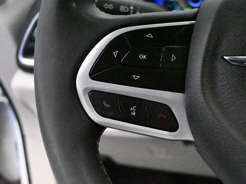 Used 2023 Chrysler Pacifica Limited FWD image 35