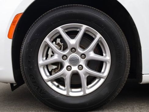 Used 2024 Chrysler Pacifica Touring-L image 7