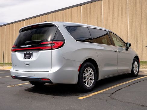 Used 2024 Chrysler Pacifica Touring-L image 9