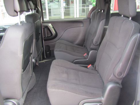 Used 2018 Dodge Grand Caravan SE FWD image 13
