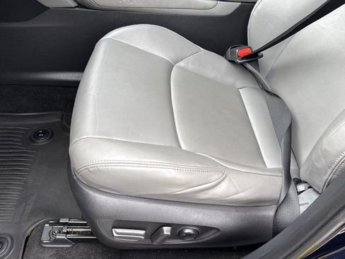 Used 2023 Toyota Venza XLE AWD/4WD image 14