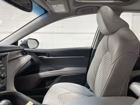 Used 2020 Toyota Camry SE w/ Sunroof Package FWD image 13