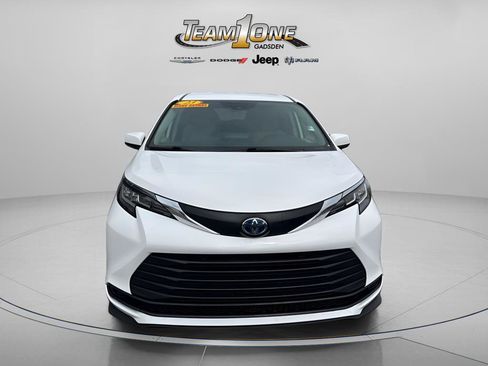 Used 2023 Toyota Sienna LE FWD image 2