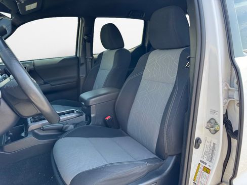 Used 2020 Toyota Tacoma TRD Sport image 9