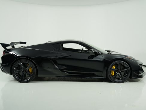 Used 2025 Chevrolet Corvette Z06 w/ Z07 Performance Package RWD image 7