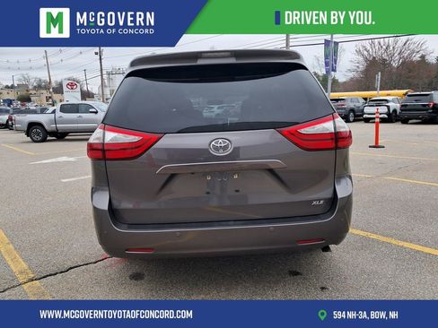 Used 2015 Toyota Sienna XLE w/ XLE Navigation Package FWD image 3